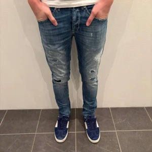Dondup Jeans George  - Dondup Jeans George! Trendigaste jeansen på marknaden.  Skick= 9,5/10 Ny pris= 4000 kr Säljs för= 899 kr (Modellen är destroyed från fabrik vilket är väldigt populärt)