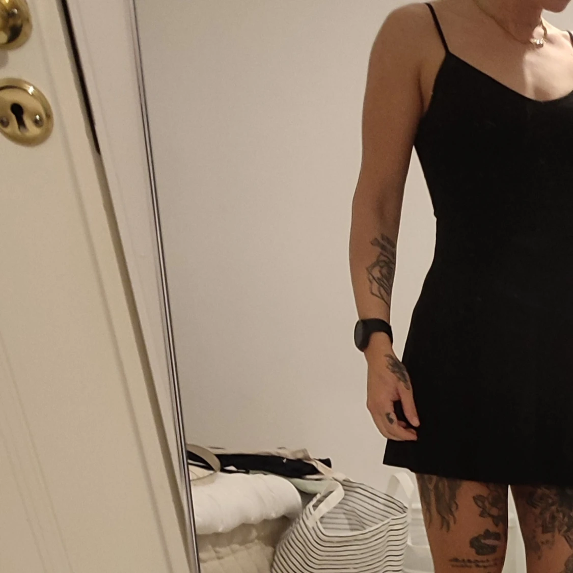 Svart kort klänning med smala axelband