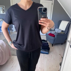 Svart tränings t-shirt med v-ringning  - En svart träningströja från Equipe med v-ringad hals och korta ärmar. Superskönt material och inga defekter😙