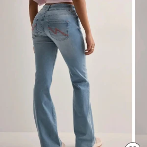 jeans med rosa detaljer  - superfina jeans från nelly, endast använda en gång. Säljer då jag inte känner mig bekväm i dom. (nypris 699 säljer för 400). Kan även gå ner i pris 