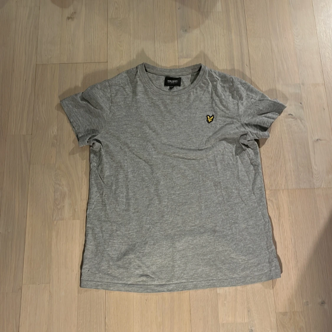 Grå t-shirt från Lyle & Scott Junior