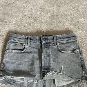 Grå jeanskjol - Snygg grå jeanskjol💞 kjolen har en liten reva på framsidan men är annars i bra skick