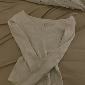 Vit off shoulder top - En vit off shoulder top.   V- ringad