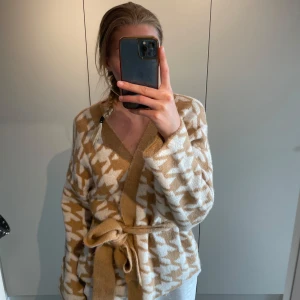 Kofta - Mysig kofta i omlottmodell, knyts med bälte i midjan och har långa ärmar. Från Gina Tricot, jättefint skick 💕Oversized!