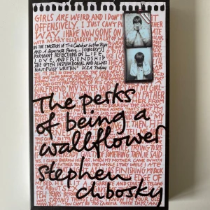 The Perks of Being a Wallflower - En modern klassiker om att växa upp, vänskap och att hitta sig själv. Boken är på engelska och har ett unikt omslag med handskriven text och svartvita foton. Perfekt för dig som gillar gripande och ärliga berättelser om tonårslivet. På engelska!!