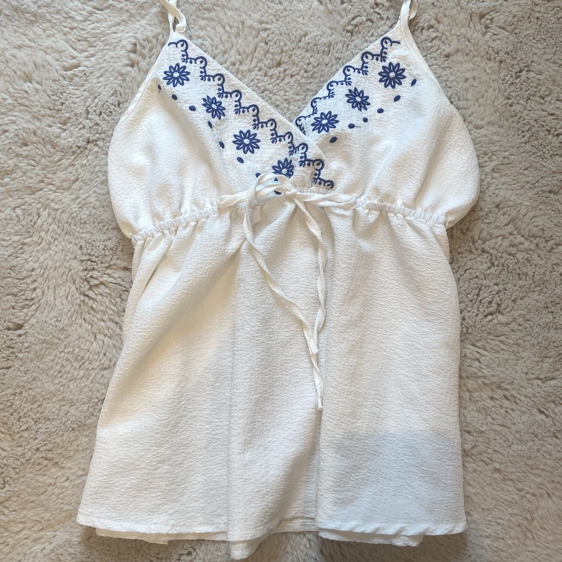 Vit linnetopp med blå broderi och knyt - 1