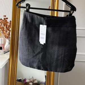 Zara kjol - Grå-rutig kjol från Zara. Aldrig använd 🌸(klicka INTE på köp nu)