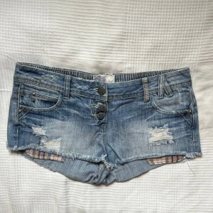 Blå jeansshorts - Super fina jeansshorys med tre knappar🩷Midjemått: 40 cm