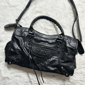 Handväska svart  - Säljer även liknande fast mindre. Bra skick. Mått ca 36x21cm. Köp sker via köp nu, jag postar inom 24h. Kvar tills markerad såld 
