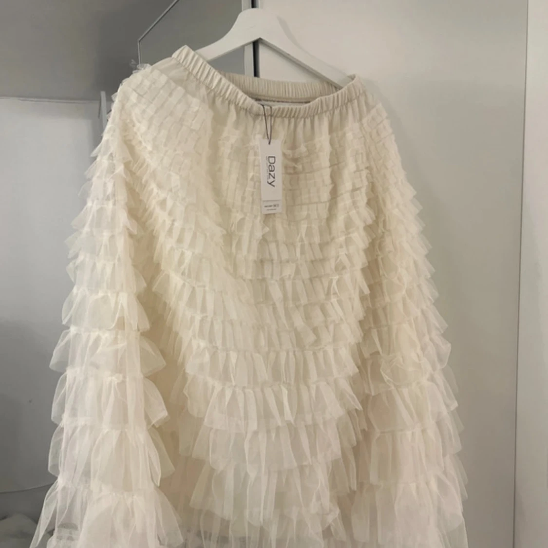 Krämvit volangkjol från Dazy