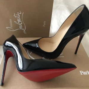 Svarta lackpumps från Christian Louboutin - Säljer ett par ikoniska svarta pumps i lack från Christian Louboutin med klassisk röd sula och spetsig tå. Skorna har hög klack och elegant form, perfekta för att lyfta vilken outfit som helst.