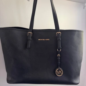 Michael Kors Jet Set - Säljer nu min Michael Kors väska, Jet Set. Inköpt från NK och kvitto finns! väskan är använd men är väl omhändertagen, såklart finns lite märken (se bilder!) men inget som stör eller försämrar funktionen. Mycket bra begagnat skick! 