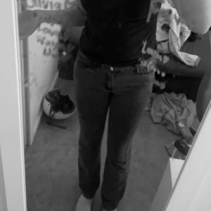 gråa jeans 🩶 - säljer dessa! dem är använda fåtal gånger men inte dem är inte helt min stil🩶 priset är aldrig helt satt så kom gärna med förslag! 🩶fler bilder? skriv 🩶