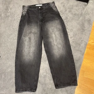 Svarta Skater jeans från Bershka - Säljer ett par svarta jeans från Bershka.