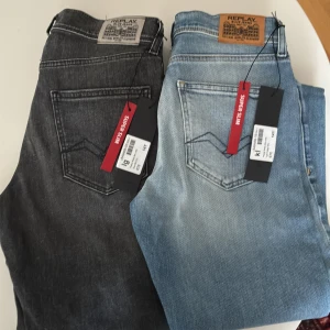 Grisch jeans. Replay Wally Super Slim - Helt oanvända. Supersnygg tvätt och slim passform. Perfekt för grisch. 750 kr för båda 