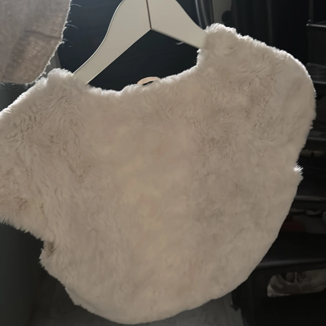 Vit pälsväst från H&M - 1