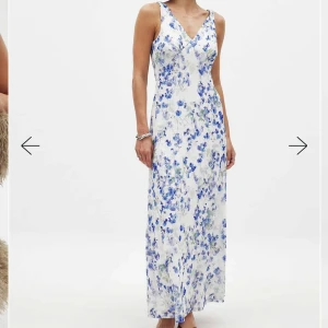 Vit långklänning med blåblommigt mönster - Säljer en långklänning. Hur vacker som helst helt ny🥰