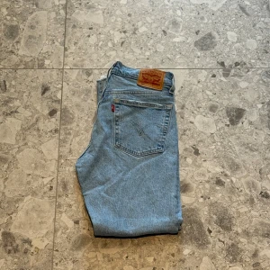 Levis 501 ljusblå jeans - Klassiska Levis 501 jeans. Dem är ljusa och är väldigt snygga jeans enligt mig och är i bra skick. Nypriset ligger på cirka 1400 så ett väldigt bra pris.