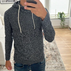 Jack & Jones stickad hoodie  - As fet hoodie, skick 10/10 inga defekter ingenting, storlek s passar mig som är 180 väger ca 70, priset kan diskuteras💯