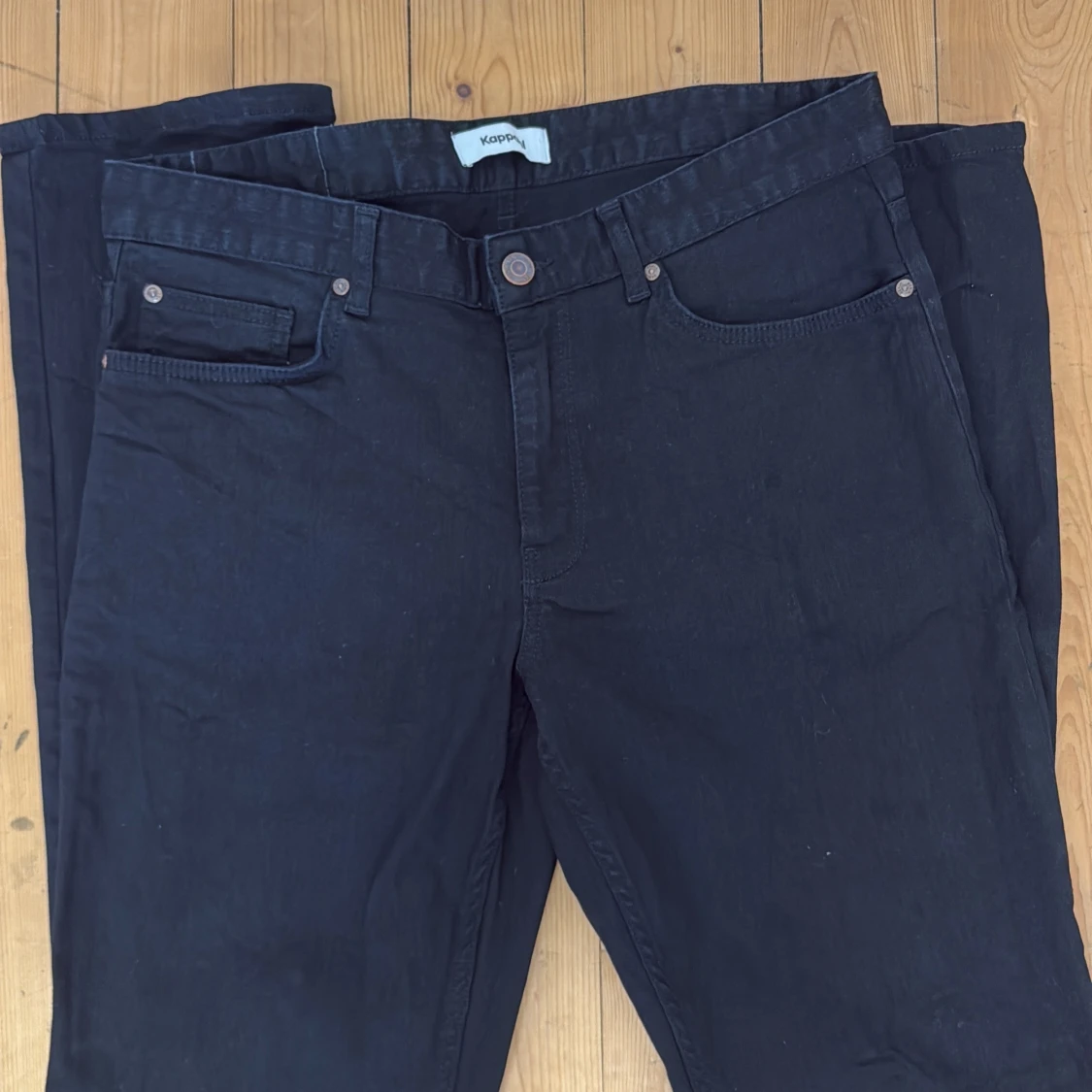 Svarta jeansbyxor från Kappahl - 1