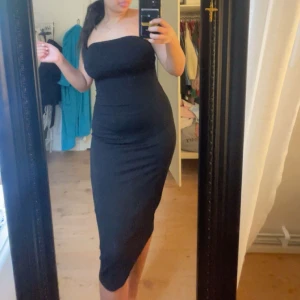 Sommarklänning  - En sommar klänning som framöver kurvor som är perfekt för sommaren!!! Inga band. Den här ett fäste inuti så den inte åker ner när man har på sig den. 