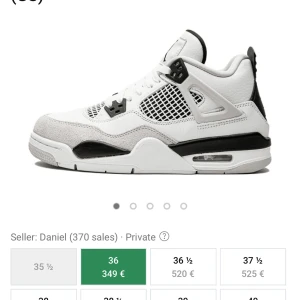 Nike Air Jordan 4 Retro White/Black - Säljer ett par Nike Air Jordan 4 Retro i vitt, grått och svart. Skorna har klassisk meshpanel, snörning och synlig luftdämpning i sulan. Perfekta för dig som gillar streetwear och vill ha en ikonisk sneaker i din samling.