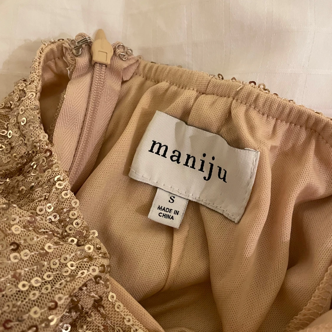 Champagnefärgad paljettklänning med slits - 4