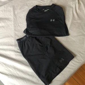  Under Armour tränings kit - Säljer ett par svarta träningsshorts och en tshirt från under armour perfekt nu till sommarn, T-shirt är storlek small och shortsen medium.
