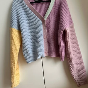 Cardigan - Söt och mysig stickad flerfärgad cardigan från Nelly.