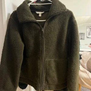 Olivgrön teddyjacka med dragkedja  - Säljer denna jackan från hm och den är använd kanske 4 gånger💞 kommer inte till användning men jätte fint skick💞 pris kan alltid diskuteras! Storlek M