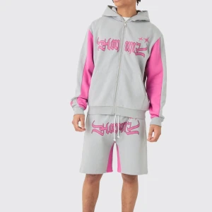 Tracksuit - En tracksuit perfekt till när det börjar bli vår och sommar. Aldrig använd, helt ny. Skicka gärna vid frågor!