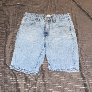 Blå jeansshorts - Säljer ett par klassiska blå jeansshorts med normal passform. De har en dragkedja och knapp framtill samt fickor både fram o bak