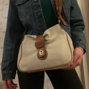 Beige axelväska med bruna detaljer - Brun vit unik väska 