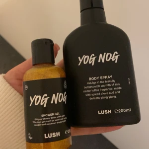 Yog Nog Body Spray från Lush - Yog Nog Body Spray från Lush med en varm doft av smörkola och kryddnejlika, kombinerad med ylang ylang. Flaskan är svart och rymmer 200 ml.