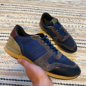 Valentino Rockrunner - Tjena! Säljer nu ett par riktigt feta valentino rockrunners. De är i bra skick och har inga defekter. Om ni undrar något mer är de bara att skriva!