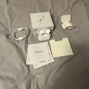 Hörlurar pro 2 - Helt nya hörlurar i mycket bra kvalitet! Gratis garanti om nåt går sönder som man ser på sista bilden! Har du några  mer frågor om det eller något annat är det bara att skriva😀 