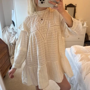 Studentklänning - Finaste studentklänningen🥹👏🏼👏🏼❤️❤️❤️❤️❤️jag på bilden brukar bära xs/s, men denna är i 42 o passar så fint! Benvit/beige/vit