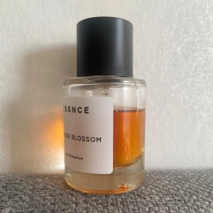 Essnce parfym Orange Blossom - Säljer en elegant parfym från Essence med doften Orange Blossom. Har tröttnat lite på doften så därav säljer jag. Parfymen är Både blommig och godis-aktig, en blommig gourmand doft helt enkelt. 