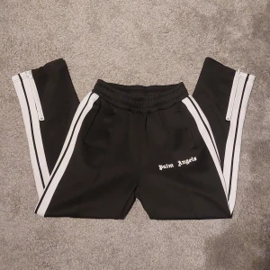 Svarta Palm Angels Byxor  - Snygga svarta Palm Angels byxor || Storlek S || dustbag medföljer || litet hål längst nere på högra benet 