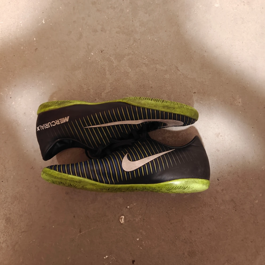 Svarta fotbollsskor från Nike