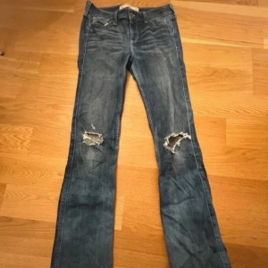 Drömjeansen från hollister💖💖🥹 - Säljer på grund av att dem inte passar mig längre🥹Midjemåttet:35 Innerbenslängden: 73 cm🙌 Hör av er om ni har några frågor! Kan gå ner i pris vid snabb affär!