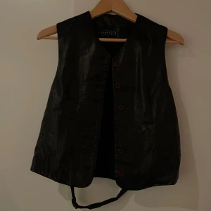 Svart väst - Svart väst, fejk skinn framtill och tyg baktill