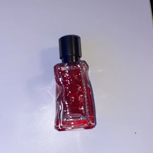 D Red by Diesel Diesel - D Red by Diesel - 25-30 ml kvar (Ingen defekt)  Jag säljer min flaska D Red by Diesel då jag inte längre använder den. Flaskans skick är utmärkt, och det finns inga defekter. Det är fortfarande cirka 25-30 ml kvar i flaskan. Doften är fräsch och kraftfull med inslag av kryddor, trä och en lätt blommig underton. En perfekt doft för både vardag och speciella tillfällen.  Om du är intresserad av en minskad mängd till ett bra pris, hör gärna av dig!  (Flaskan har en volym på 75ml)