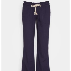 Roxy linnebyxor  - Snygga mörkblå Roxy linnebyxor i storlek S dem är lågmidjade och jättesnygga. Vill Järna byta mot ett par marinblå i XS. Men kan även sälja dem. Skriv om du vill ha flera bilder💕💕Priset går att diskutera.