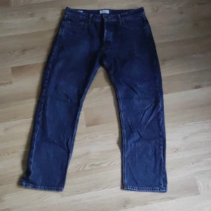 Blå jeans från Jack & Jones - Blåa jeans från Jack&Jones i modellen chris. Använda ett fåtal gånger. Storlek 32/30