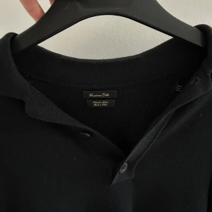 Massimo Dutti - Säljer denna stilrena svarta pikétröja från Massimo Dutti. Storlek M och är i perfekt skick utan defekter. Vid frågar hör av er! 