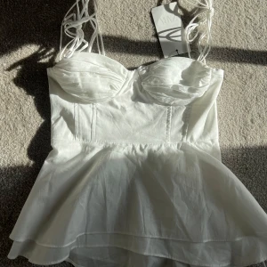 Zara bustier topp - Säljer denna populära toppen från zara med prislappen kvar, har ett litet blått sträck (se bild 3) men ingenting som syns💓