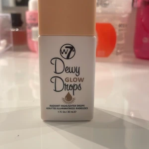 W7 Dewy Glow Drops - W7 Dewy Glow Drops är en flytande highlighter som ger en strålande och daggig finish. Förpackningen innehåller 30 ml och har en praktisk pipett för enkel applicering. Perfekt för att skapa en naturlig lyster.