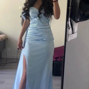 Balklänning/festklänning - Klänningen kostade 2700 kr, köptes från hebeos, är 160 ish cm lång, kan eventuellt behöva tvätt, pris kan diskuteras