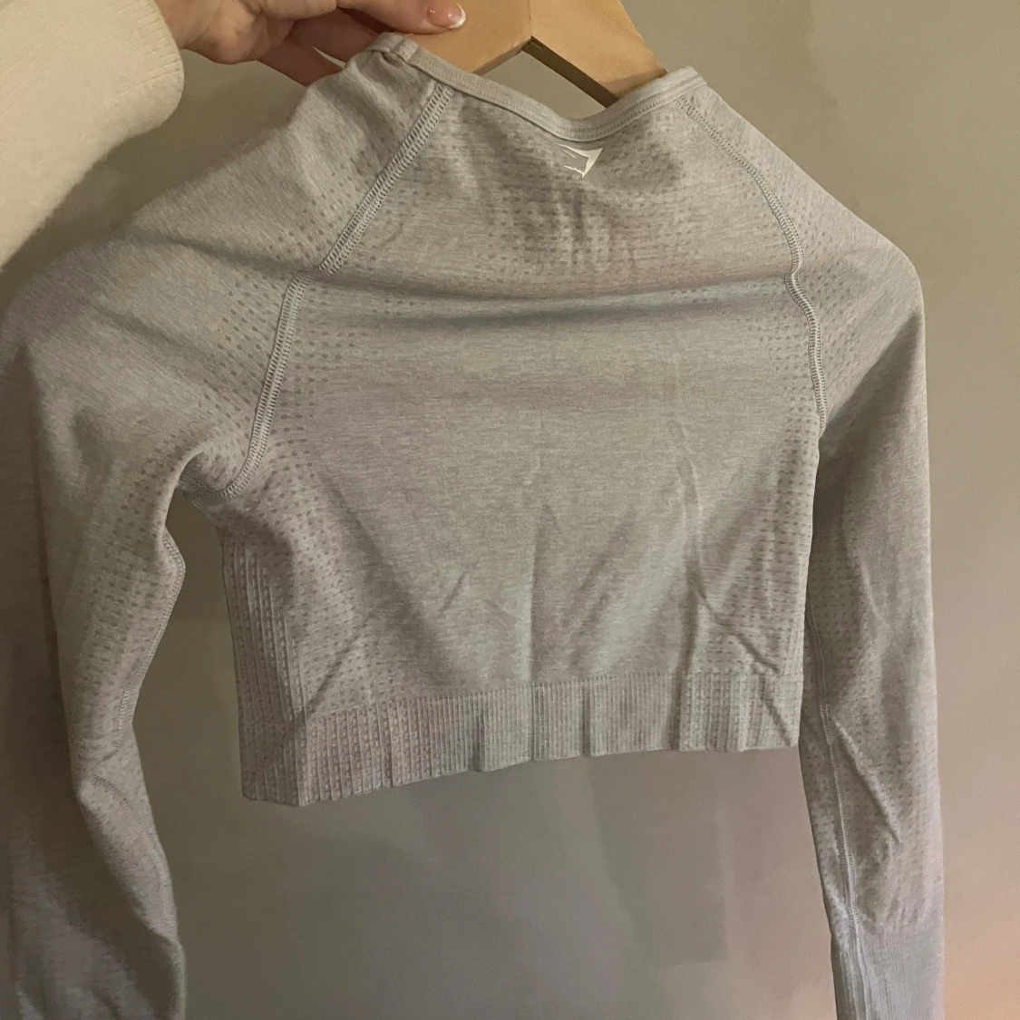 Grå croppad tröja från Gymshark - 1